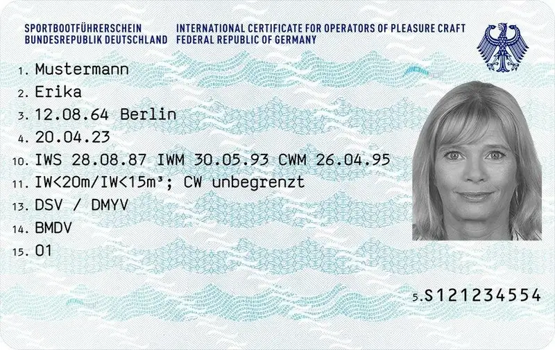 Amtliches Muster der Vorderseite des deutschen Sportbootführerscheins
