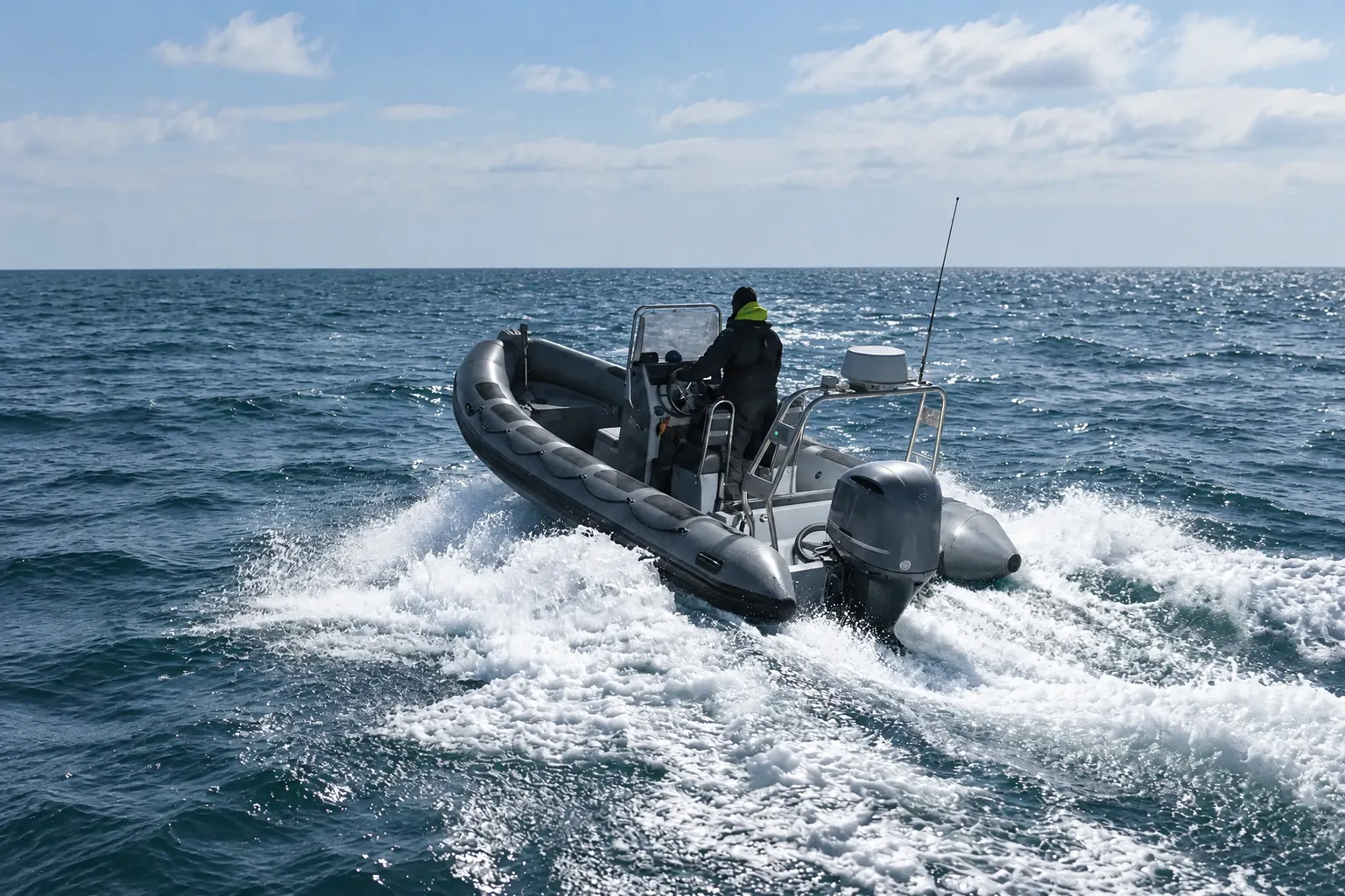 Festrumpfschlauchboot nachts in Fahrt auf offener See