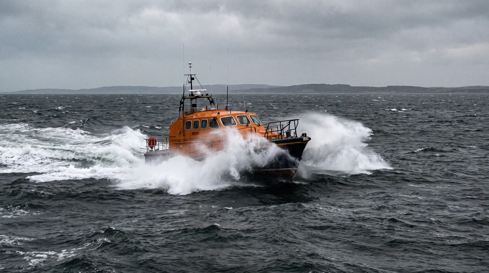 Ein Rettungsboot kämpft sich durch hohe graue Wellen, vorn spritzt die Gischt