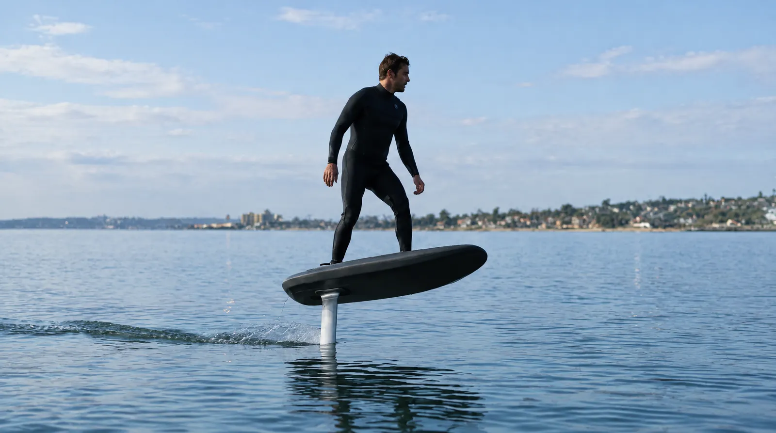 Elektrisches Foilboard schwebt in der Dämmerung über dem Wasser