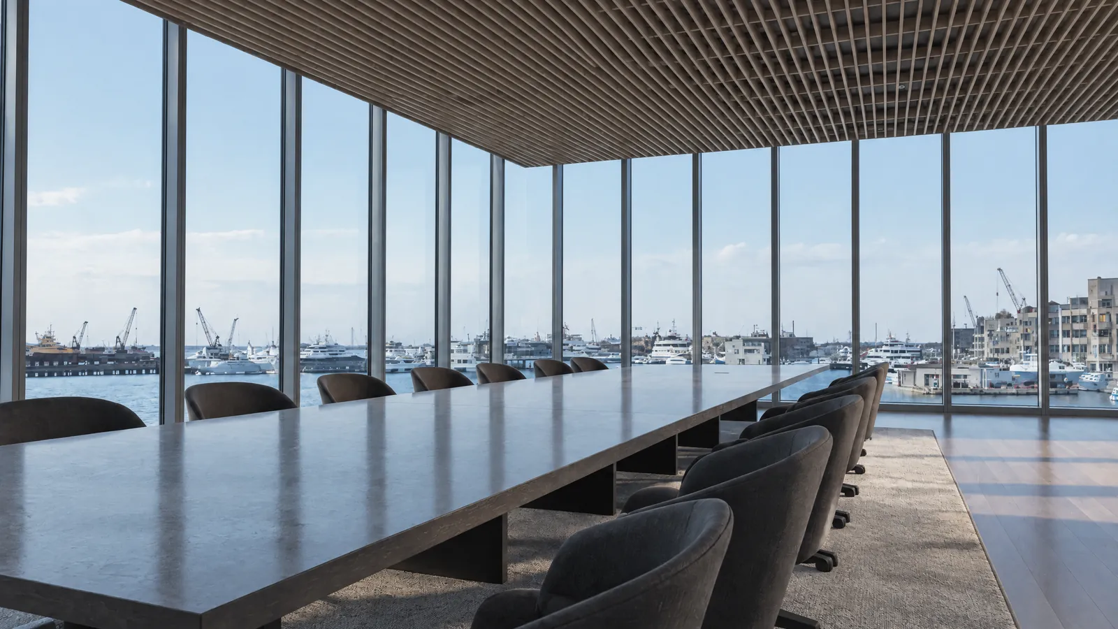 Leerer Besprechungsraum mit langem Tisch und Glasfront