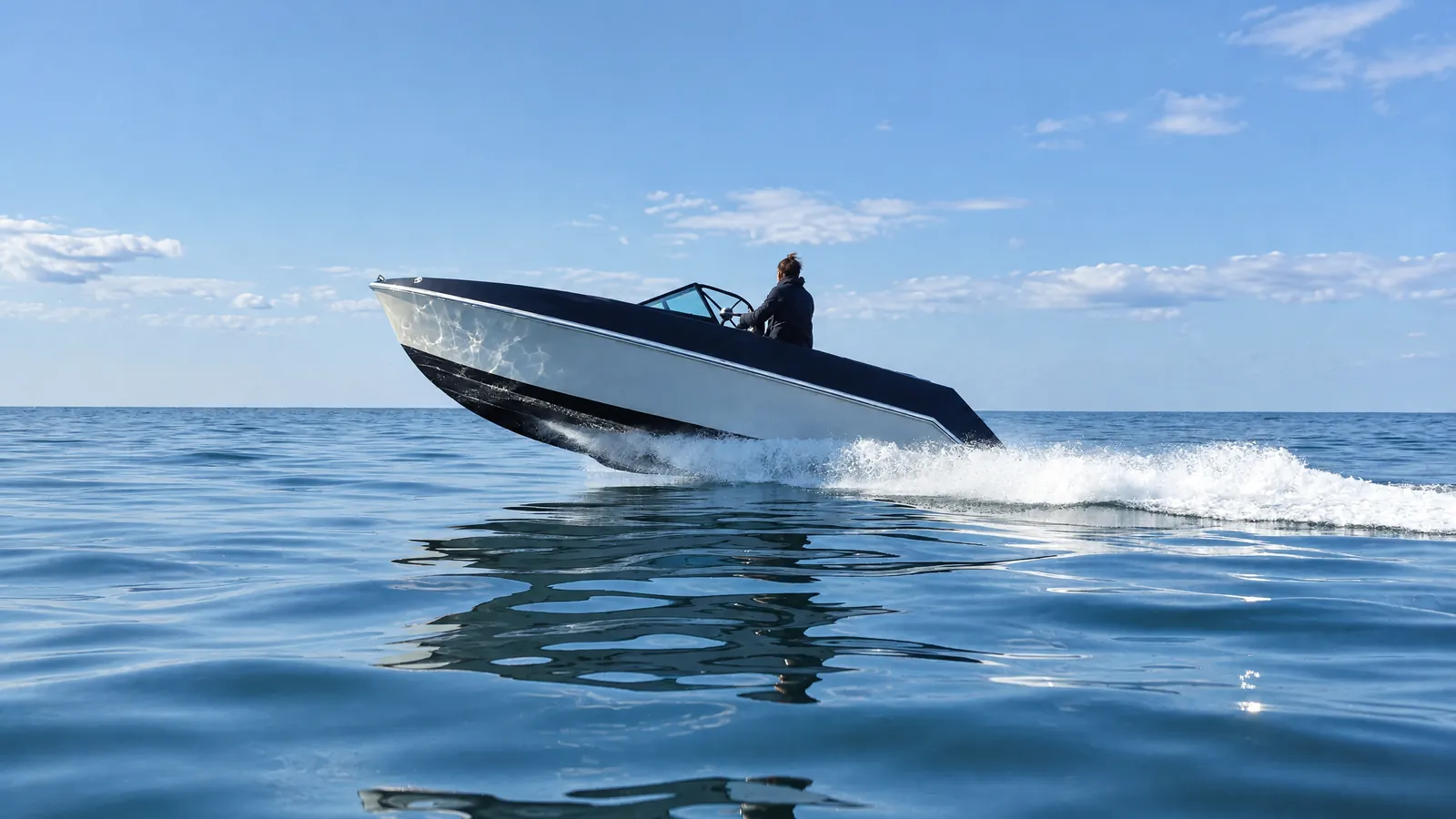 Motorboot in Gleitfahrt mit angehobenem Bug