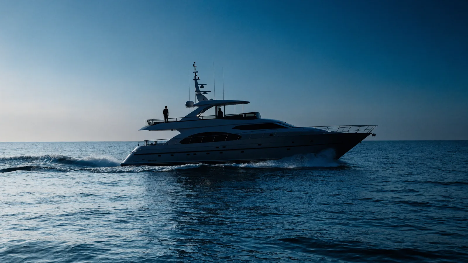 Große Motoryacht in Fahrt auf offener See