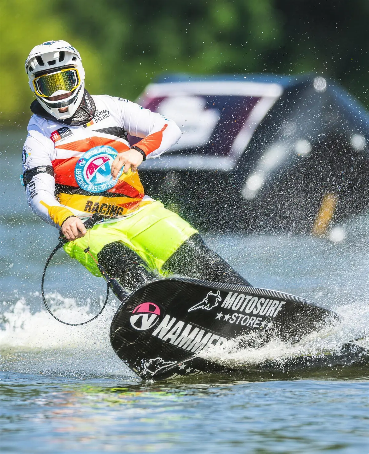 Motosurfer in voller Fahrt, das NAMMERT Logo groß auf dem Board