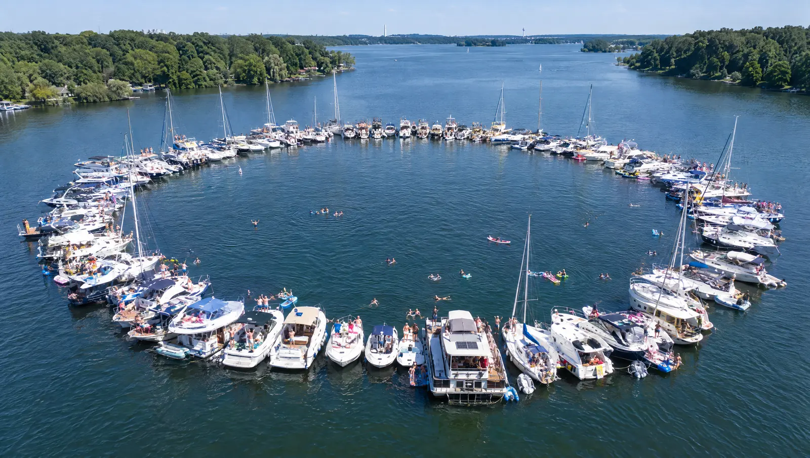 Hunderte Sportboote ankern in einem großen Kreis auf der Havel