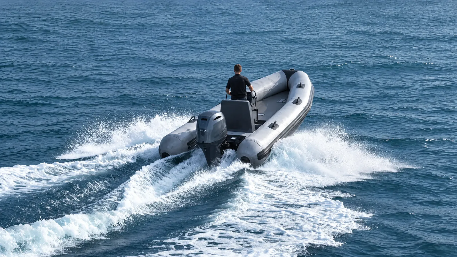 Festrumpfschlauchboot mit Außenborder in Fahrt