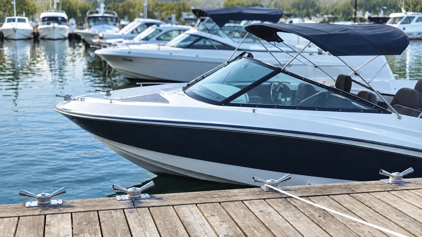Bowrider am Liegeplatz in einer Marina