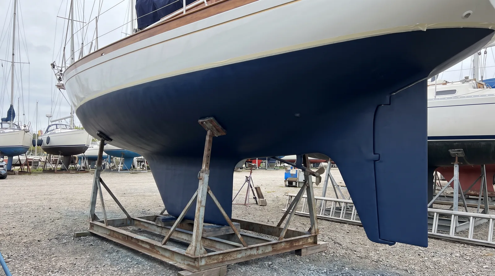 Segelyacht auf dem Lagerbock in der Werft mit frisch lackiertem Unterwasserschiff