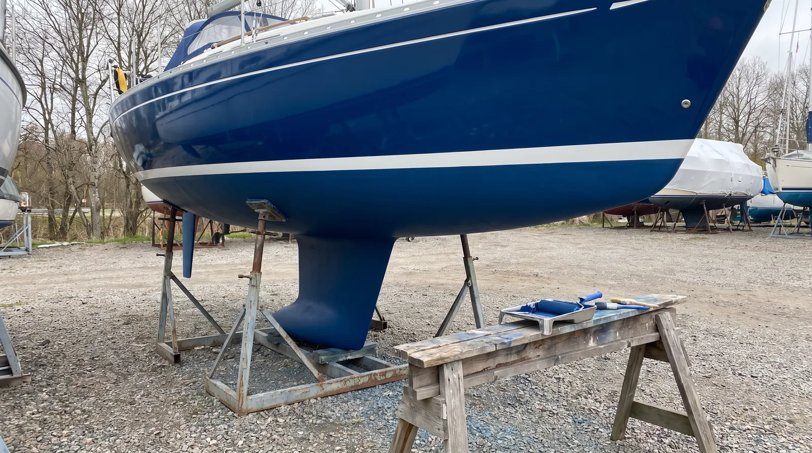 Frisch gestrichenes Unterwasserschiff einer Segelyacht im Winterlager