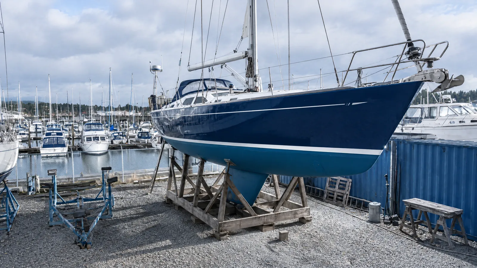 Eine Charteryacht steht mitten in der Hochsaison auf dem Bock, der Hafen dahinter ist voll