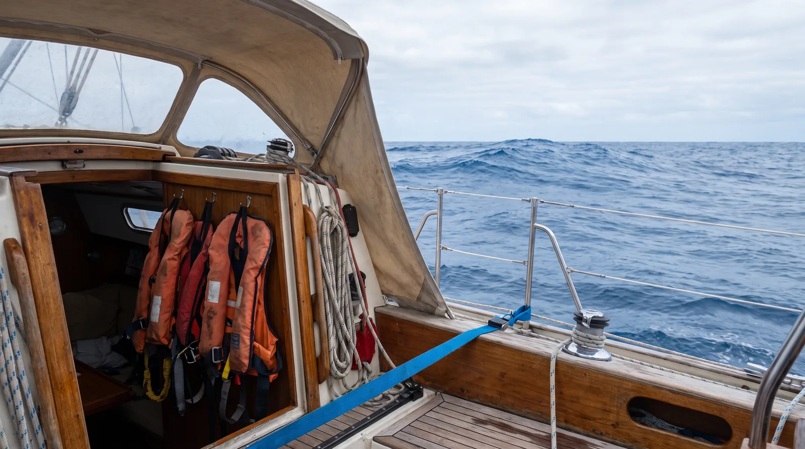 Rettungswesten mit Lifebelts am Niedergang einer Fahrtenyacht auf See
