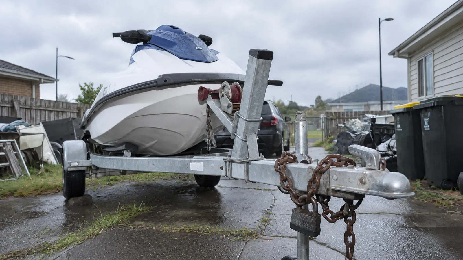 Ein Jetski steht auf dem Trailer, am Kupplungskopf hängt eine schwere Kette