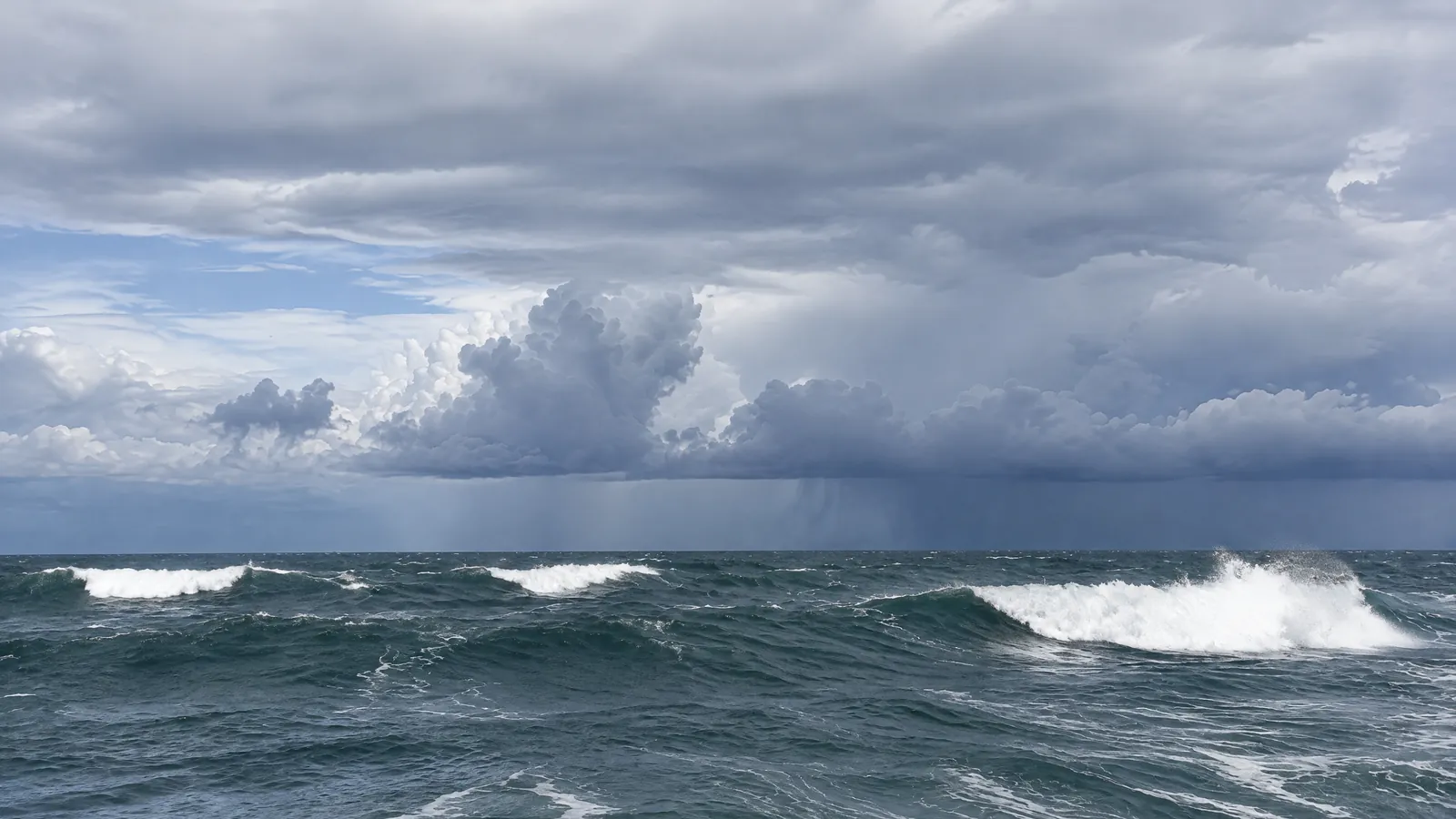 Gewitter über aufgewühlter See bei Nacht, Blitze schlagen ins Wasser